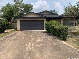 508 Crouch Ave, Devine, TX 78016