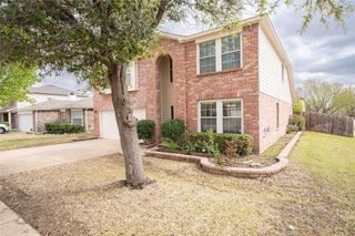 9100 Goldenview Dr, Fort Worth, TX 76244