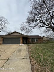 8249 Lake Shore Dr W, Southaven, MS 38671
