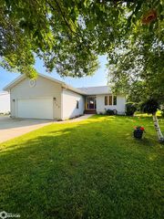 107 Lawnsdale Ct, Forest City, IA 50436