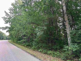51 Oakridge Dr, Marquette, MI 49855