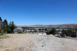 405 N  4th St, Selah, WA 98942