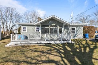 30 Warren Ave, Middletown, RI 02842