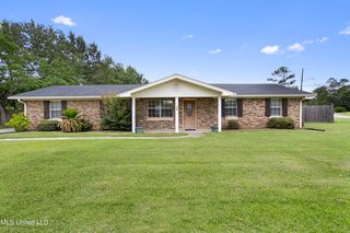904 Waveland Ave, Waveland, MS 39576