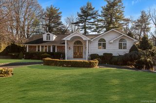 200 Hummingbird Dr, Roslyn, NY 11576