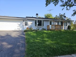 100 Madera Cir, Carpentersville, IL 60110