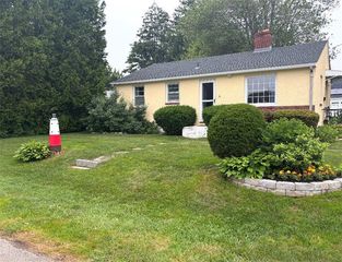 6 Boxwood Ave, Westerly, RI 02891