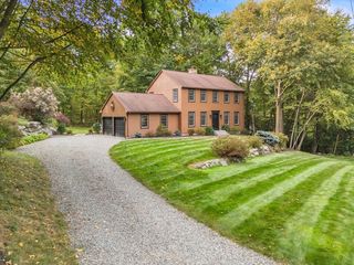 151 Oakridge Dr, Belchertown, MA 01007