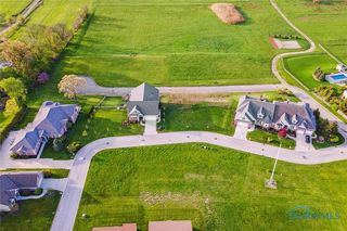 327 River Bend Ln, Maumee, OH 43537