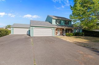 129 Mace Rd, Medford, OR 97501