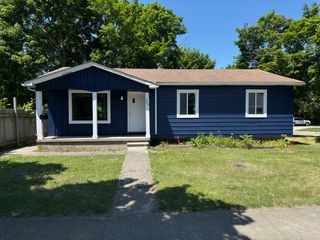 404 S  Broad St, Holly, MI 48442