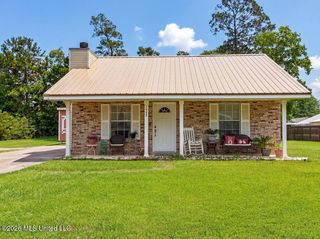 1002 Washington St, Waveland, MS 39576