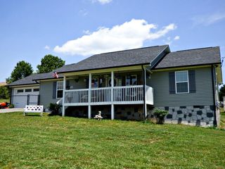 1944 Smokey Meadows Dr, Dandridge, TN 37725