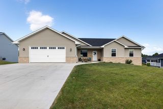 918 Kinzlee Ct, Peosta, IA 52068