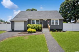 22 Roderick Road, West Islip, NY 11795