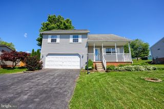 225 Overview Cir W, Red Lion, PA 17356