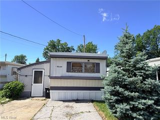 8316 Russell Ln, Cleveland, OH 44144