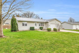 330 W  Chestnut St, Paxton, IL 60957