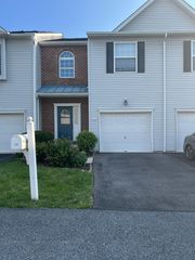 352 Hawthorn Ln, Whitehall, PA 18052