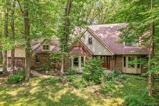 2447 Spring Grove Dr, Brighton, MI 48114