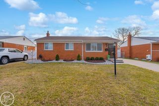 6496 Huntleigh St, Garden City, MI 48135