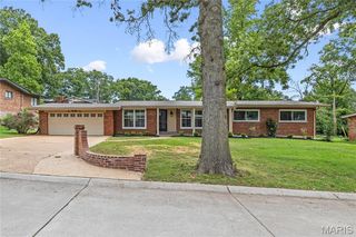 525 Beaucaire Dr, Saint Louis, MO 63122