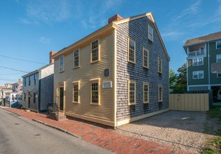 18 Dennison St, Newport, RI 02840