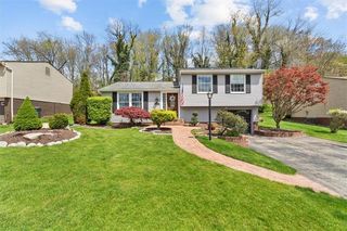 3075 Piney Bluff Dr, South Park, PA 15129