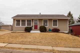 2353 Martin Dr, Dubuque, IA 52001
