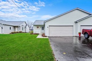 35 S  Walnut Dr, North Aurora, IL 60542