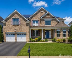 27 Greylynne Dr, Monroe Township, NJ 08831