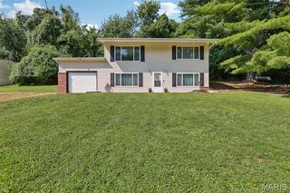 2101 Linnus Dr, High Ridge, MO 63049