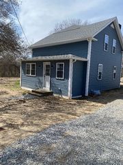 3 River Dr, Gales Ferry, CT 06335