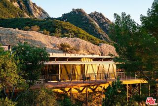 965 Stunt Rd, Calabasas, CA 91302