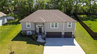 1404 NW Maple Dr, Grain Valley, MO 64029