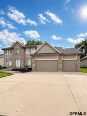 7417 S  93rd St, La Vista, NE 68128
