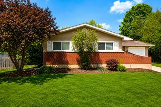 106 Cedar Ct, Schaumburg, IL 60193