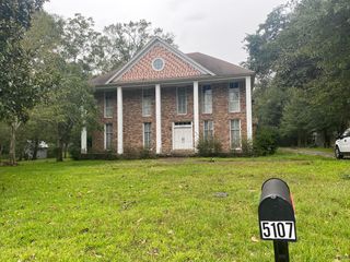 5107 Griffin St, Moss Point, MS 39563
