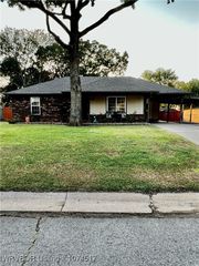 608 Eastgate Dr, Charleston, AR 72933