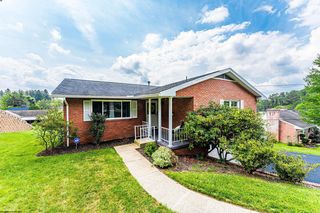936 Pine Hill Dr, Fairmont, WV 26554