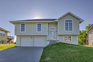18521 Wildflower Dr, Smithville, MO 64089