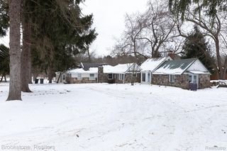 1456 Indian Lake Rd, Lake Orion, MI 48362