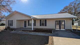 215 Gordon St, Glennville, GA 30427