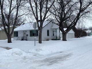 811 S  3rd St, Milbank, SD 57252