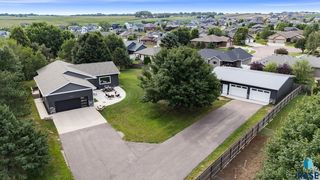 7001 E  26th St, Sioux Falls, SD 57110
