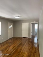 105 Lakeview Dr, Clinton, MS 39056