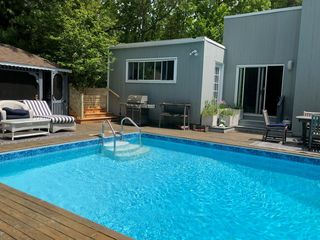 10 Glenmore Dr, Hampton Bays, NY 11946