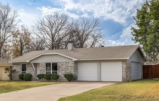 341 NW Summercrest Blvd, Burleson, TX 76028