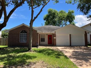 1827 Oak Ridge Dr, Kemah, TX 77565