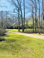 143 Timber Green Ln, Canton, MS 39046